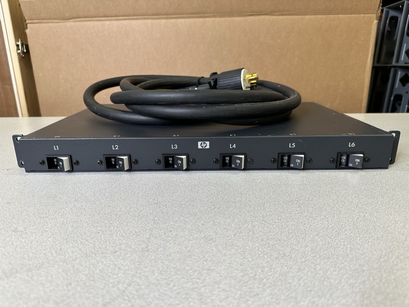 HP 572201-001 4.9KVA 24A PDU 6x C19 Outlets 500496-001 AF520A 200V-208V-240V 1U