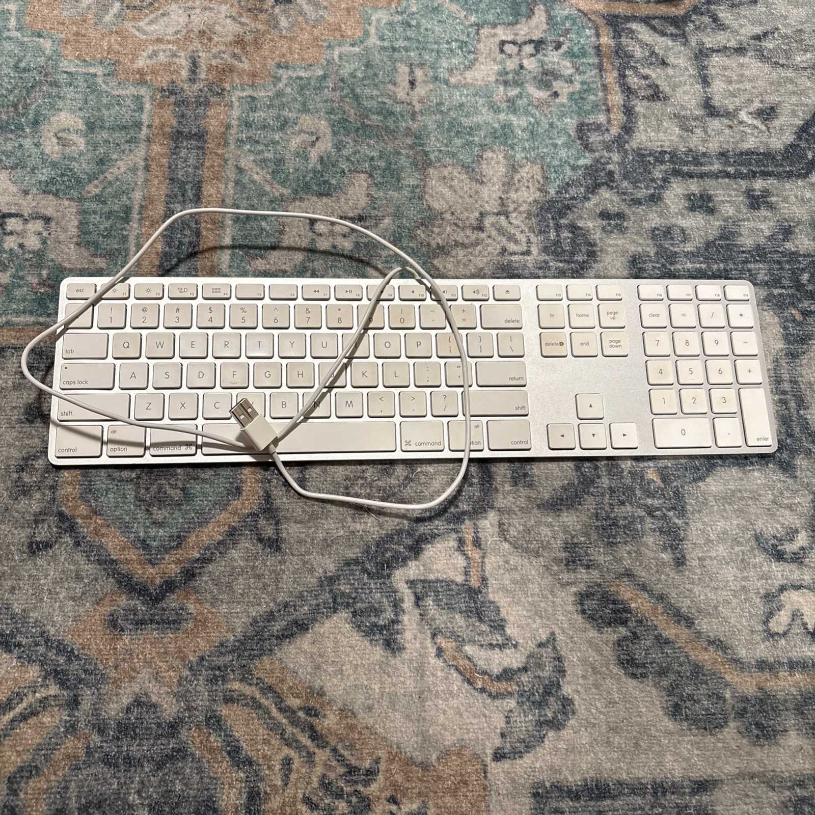 Genuine Apple A1243 Wired Mac Standard USB Keyboard w/ Numeric Keypad