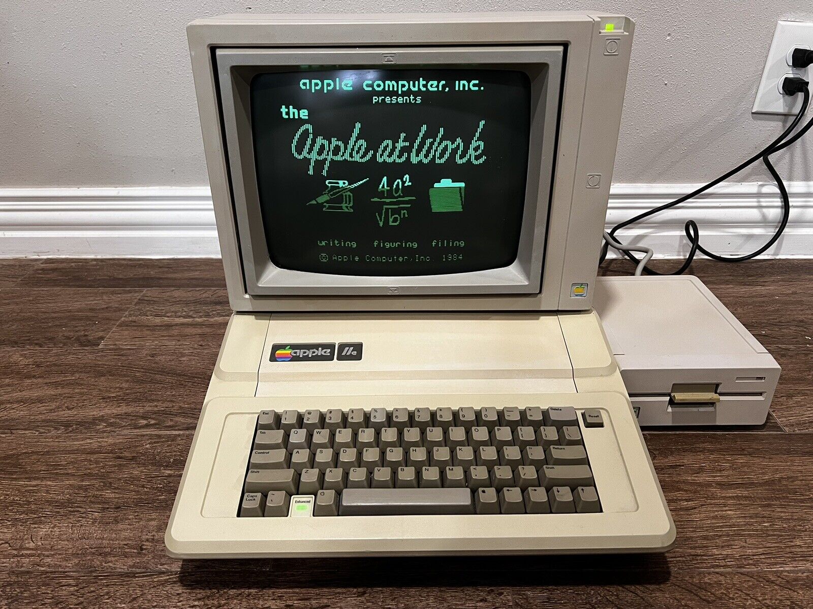Apple IIe Enhanced Computer A2S2064  Monochrome Monitor A2M6017 5.25 Drive