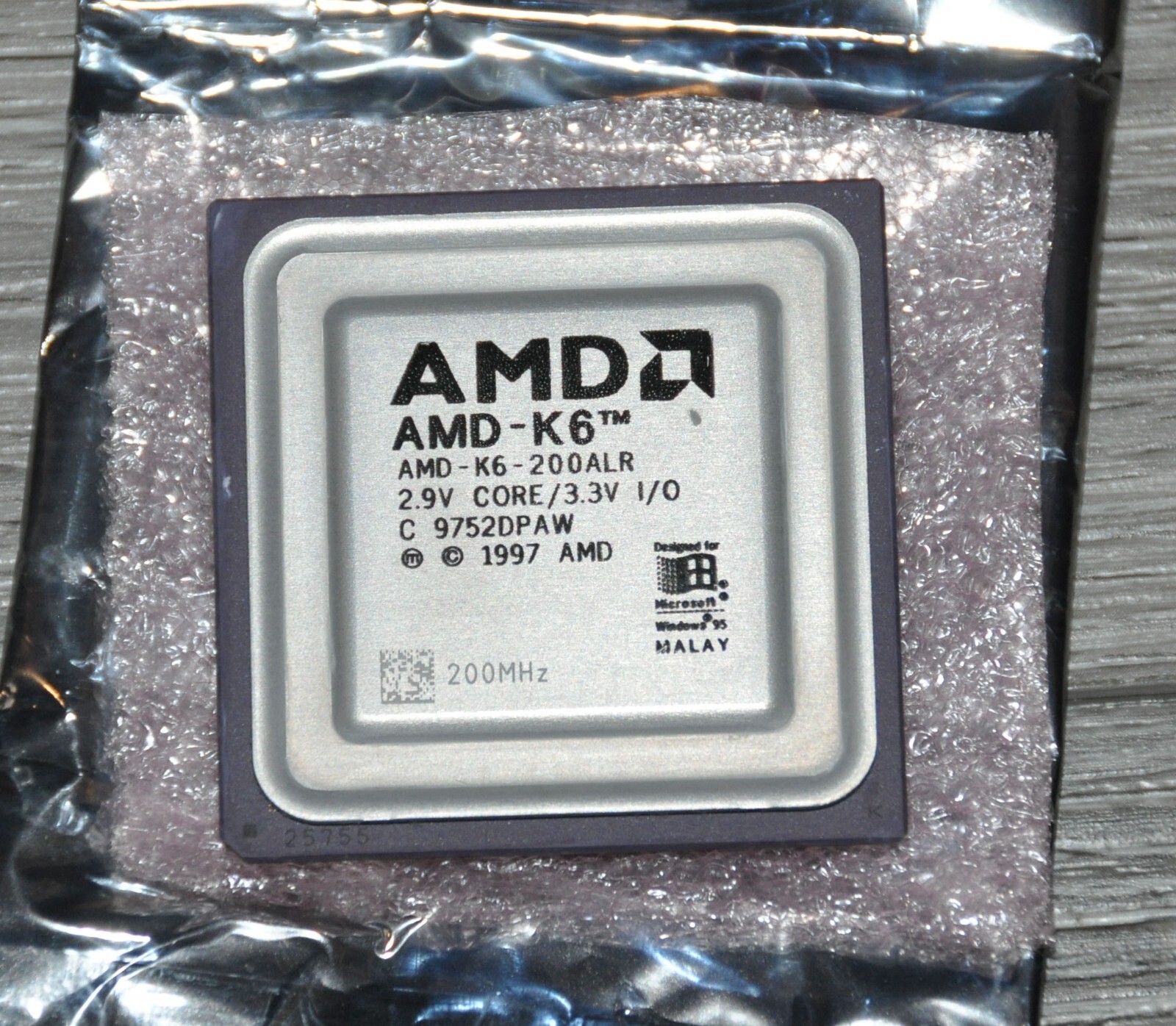 AMD 200mhz AMD-K6 200ALR CPU Super Socket 7 (2.9v core 3.3v) with Fan/Heatsink