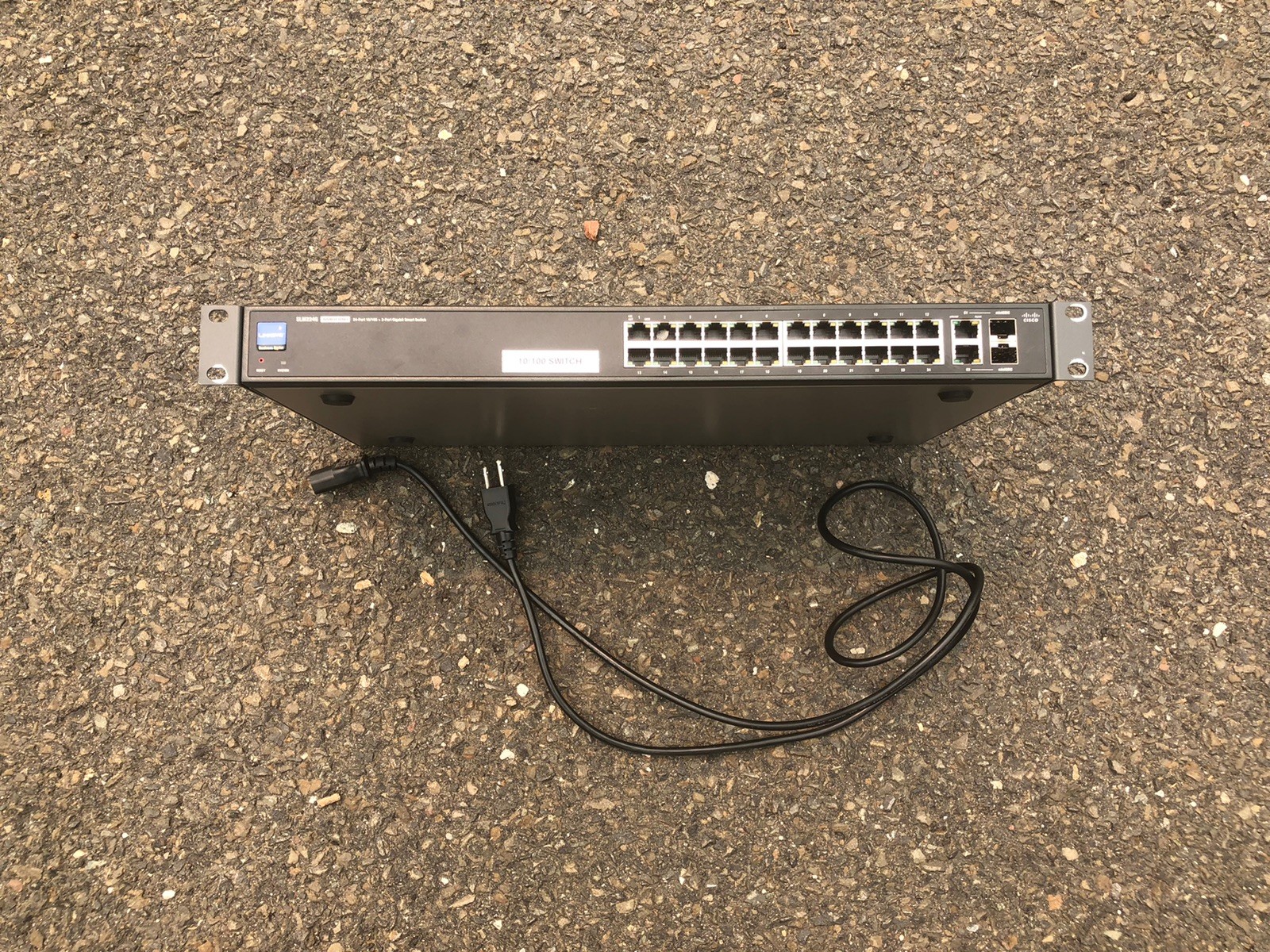 Cisco Linksys SLM224G 24-Port 10/100 + 2-Port Gigabit Smart Switch