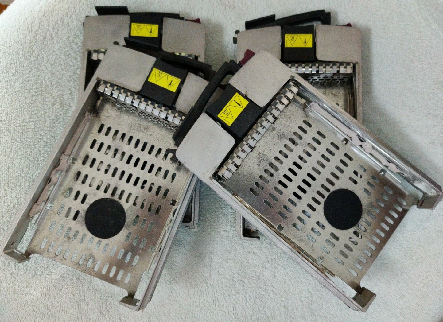 Lot of 4 - Compaq Hot Plug Drive Tray - 9.1GB Ultra SCSI (386536-001)