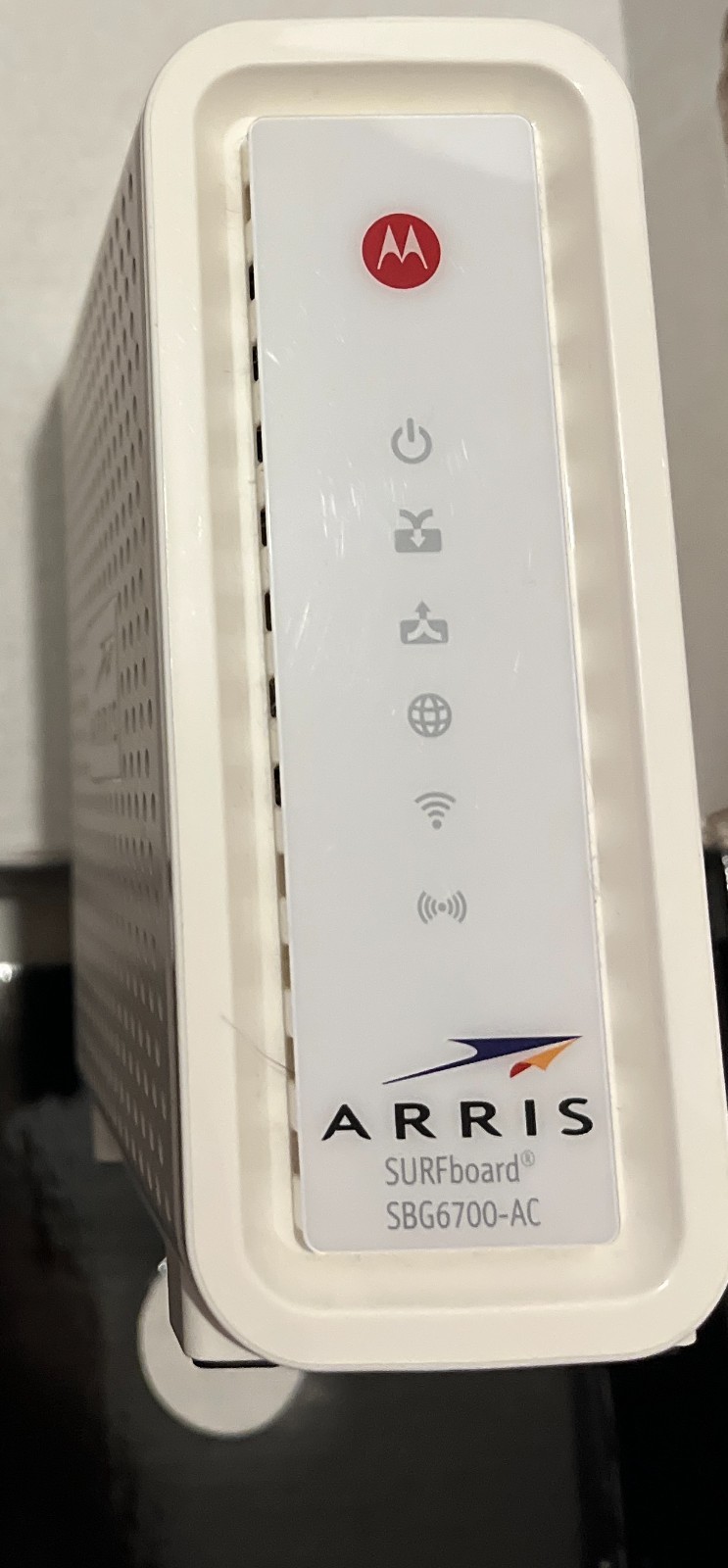 Used ARRIS Surfboard Docsis 3.0 Cable Modem And AC1600 Dual Band Wi-Fi Router