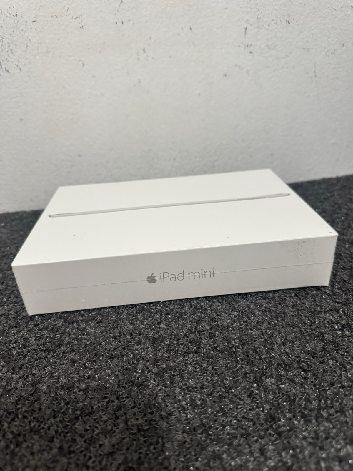 Apple iPad mini 4 128 GB, Wi-Fi, 7.9 in - Silver - BRAND NEW