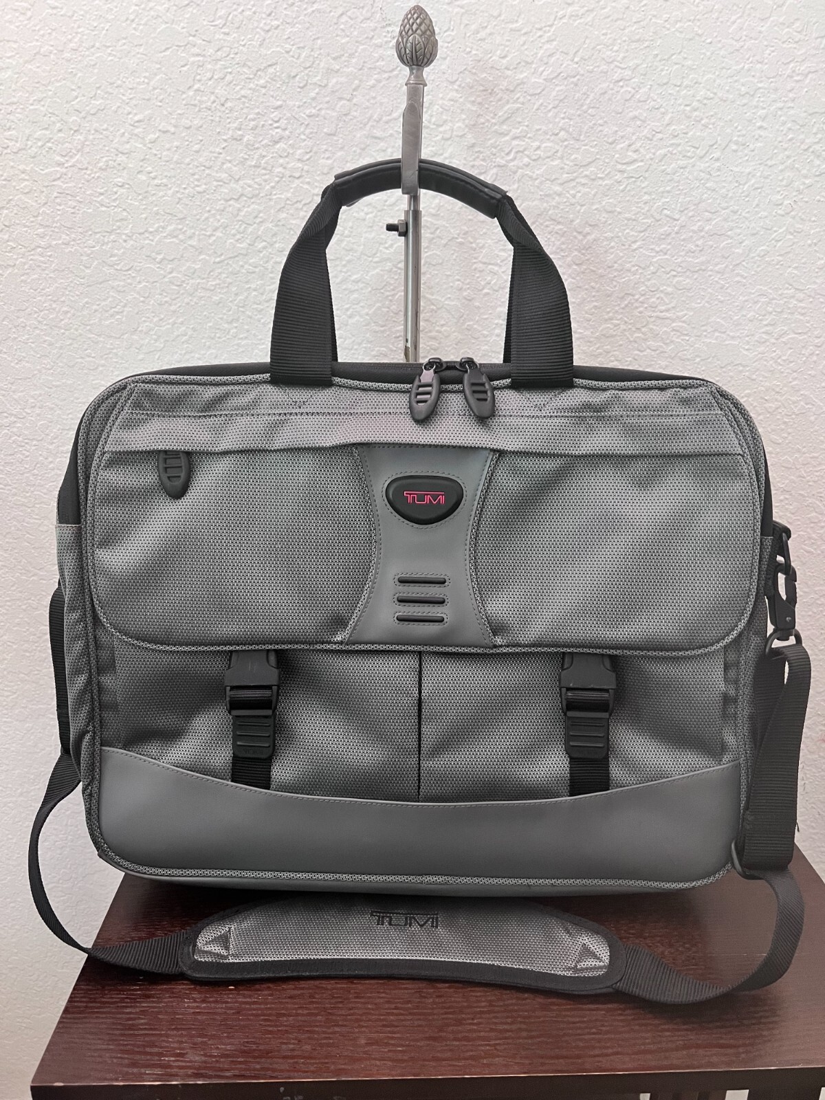 Tumi T-TECH Classic 564PW Gray Nylon Messenger shoulder Laptop Bag VGUC 