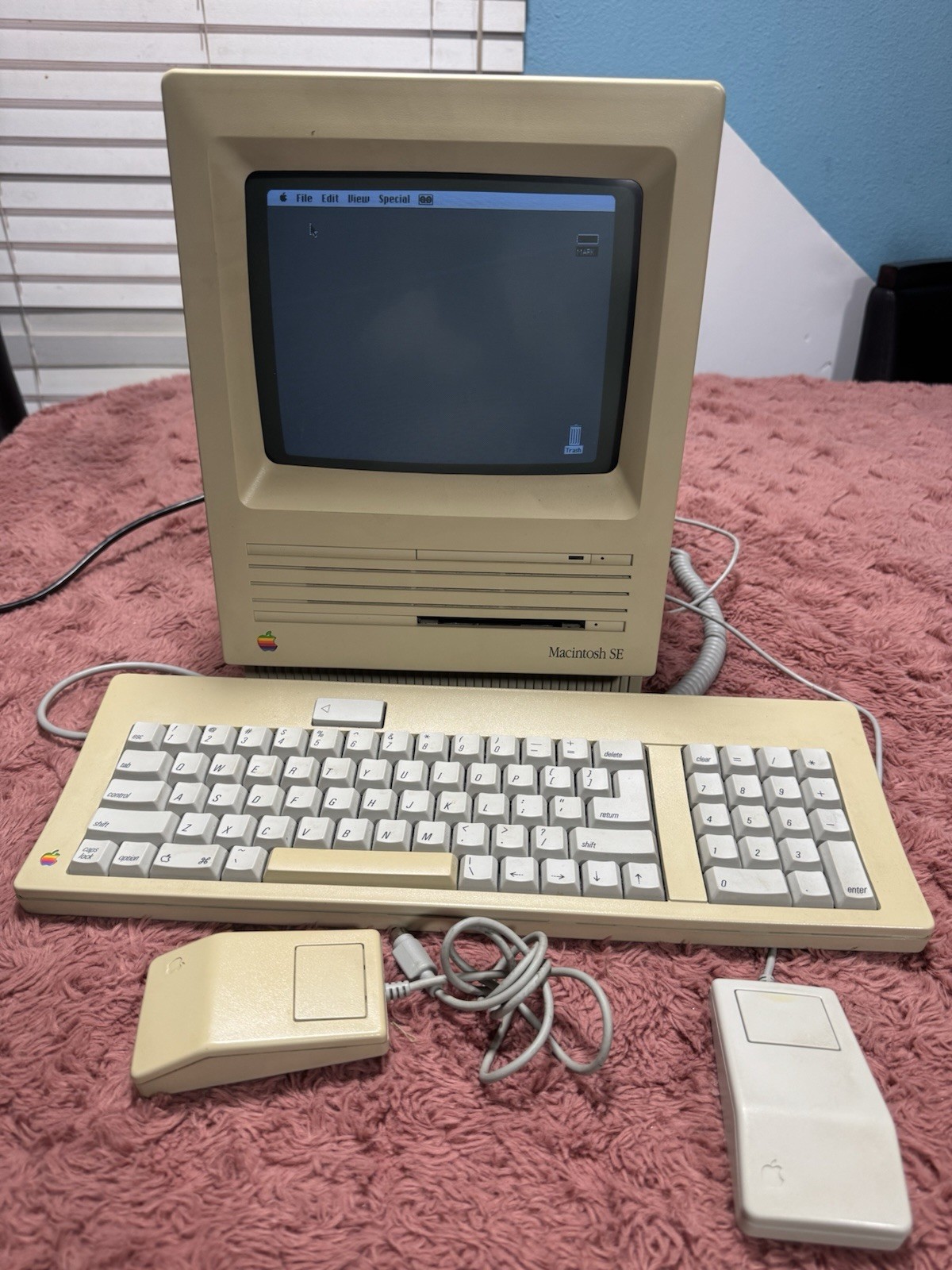 RARE Macintosh SE Model M5011 Original Apple Personal Home Computer POWERS ON
