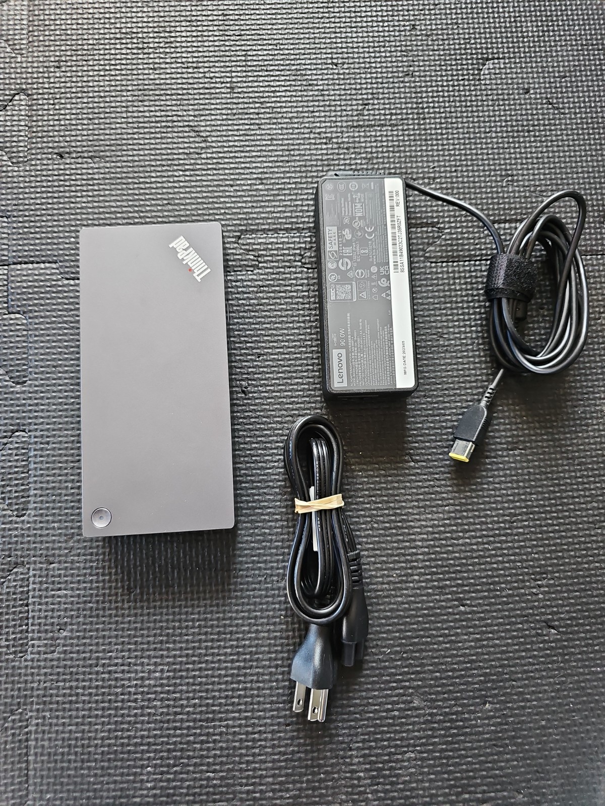 Lenovo ThinkPad Universal USB-C Dock V2 40B7 LDA-VK4 w/ 90W Power Supply