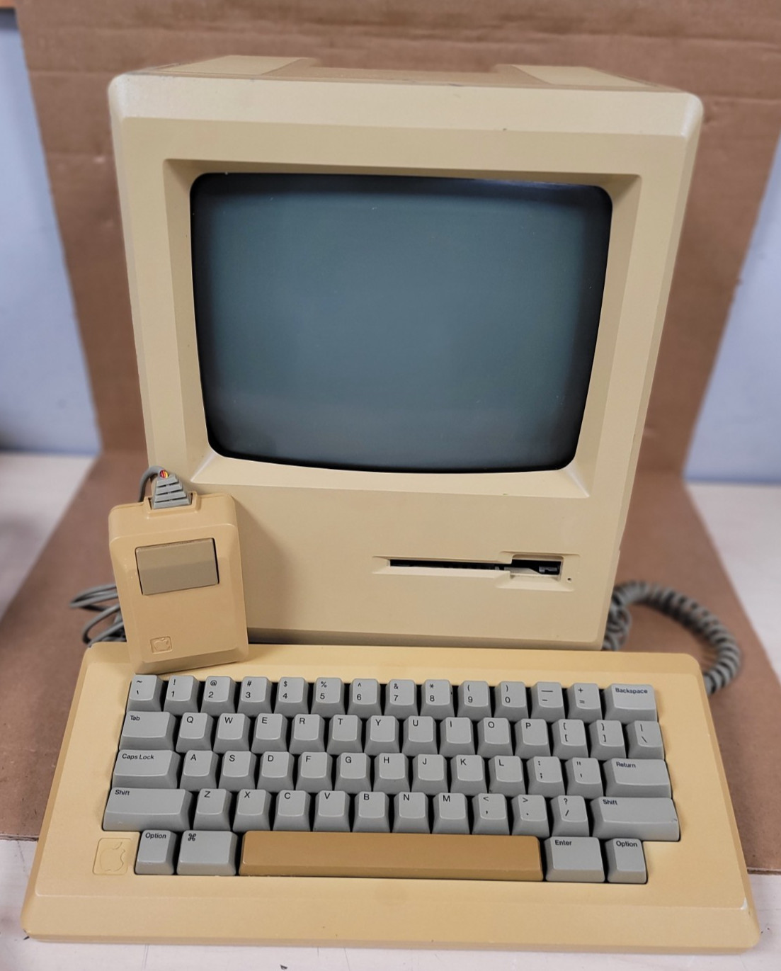 Apple Macintosh 512K M0001W W/KEYBOARD & MOUSE (Attempts to start, but NO CRT)