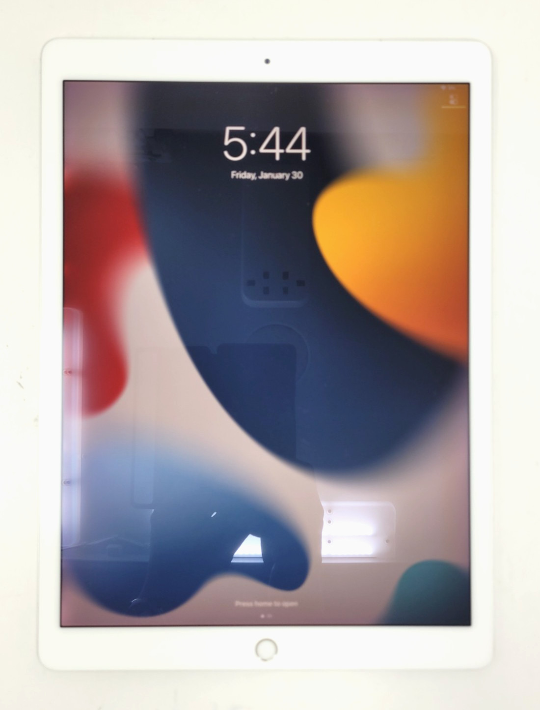 Apple iPad Pro 12.9" (A1671) 64GB, Silver, Unlocked B+ (LIGHT SCREEN SHADE)