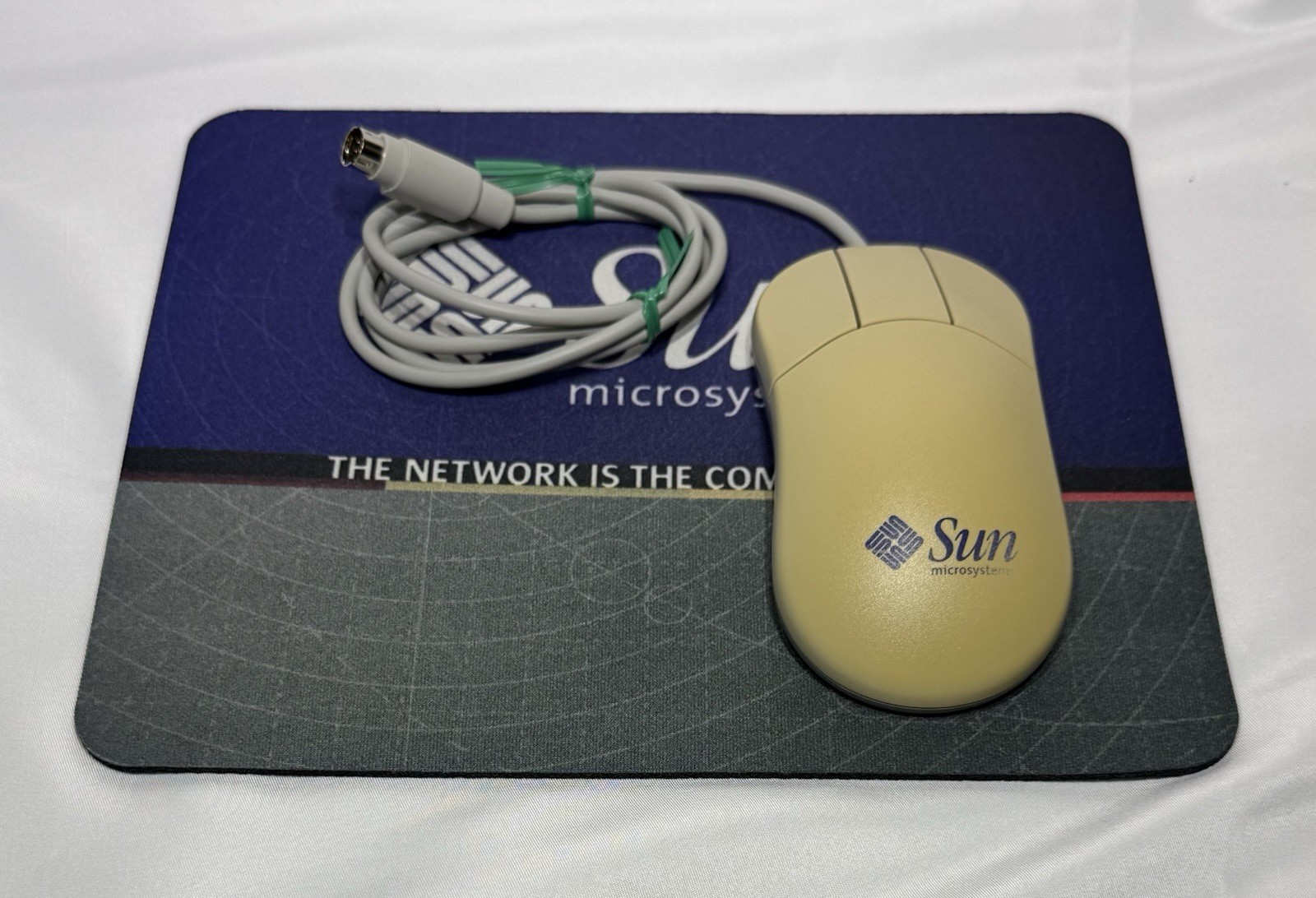 Sun 370-3631 Type-6 Mouse, Mini-Din Connector, 3 Button w/370-2038 Mousepad