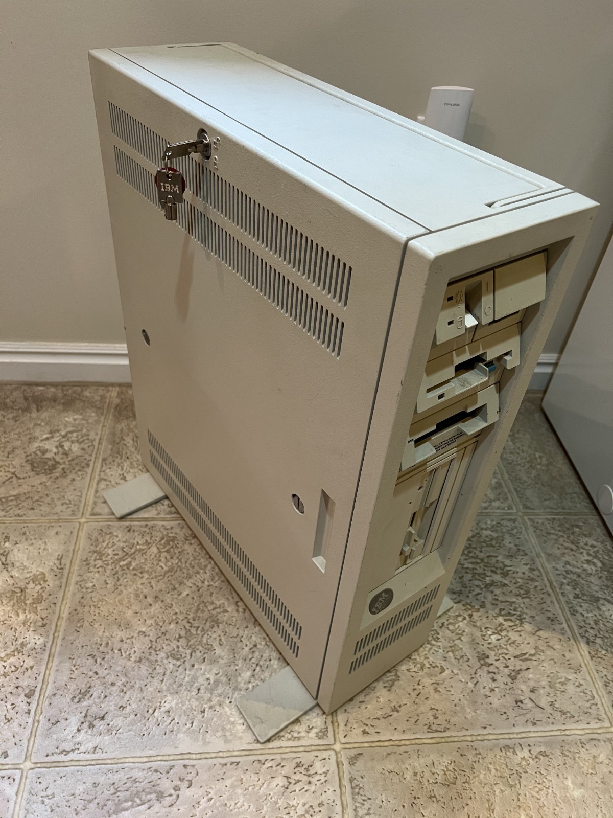 RARE VINTAGE "IBM PS/2 MODEL 65SX", Powers on, Complete, not fully tested