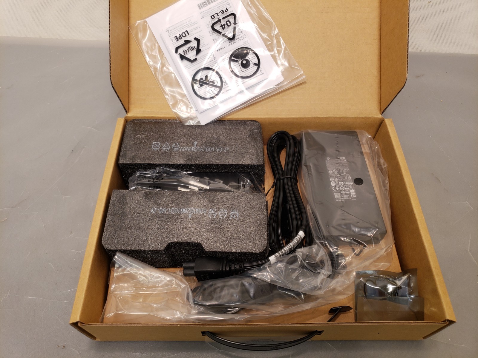 New HP USB-C/A Universal Dock G2 5TW13UT#ABA w/ Adapter New Kit