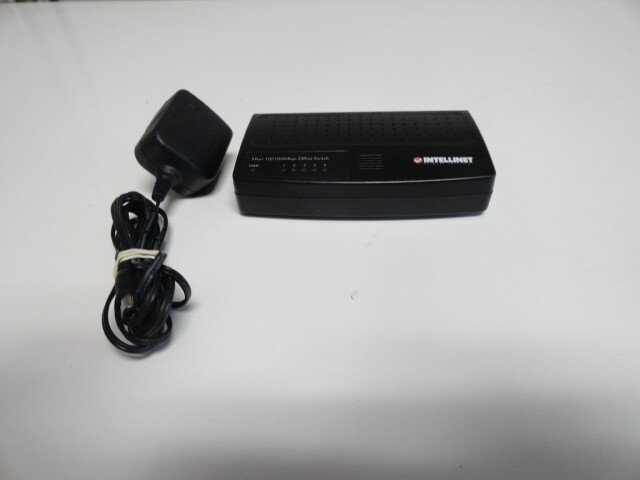 JJ1: Intellinet 5-Port 10/100 Mbps Ethernet Office Switch