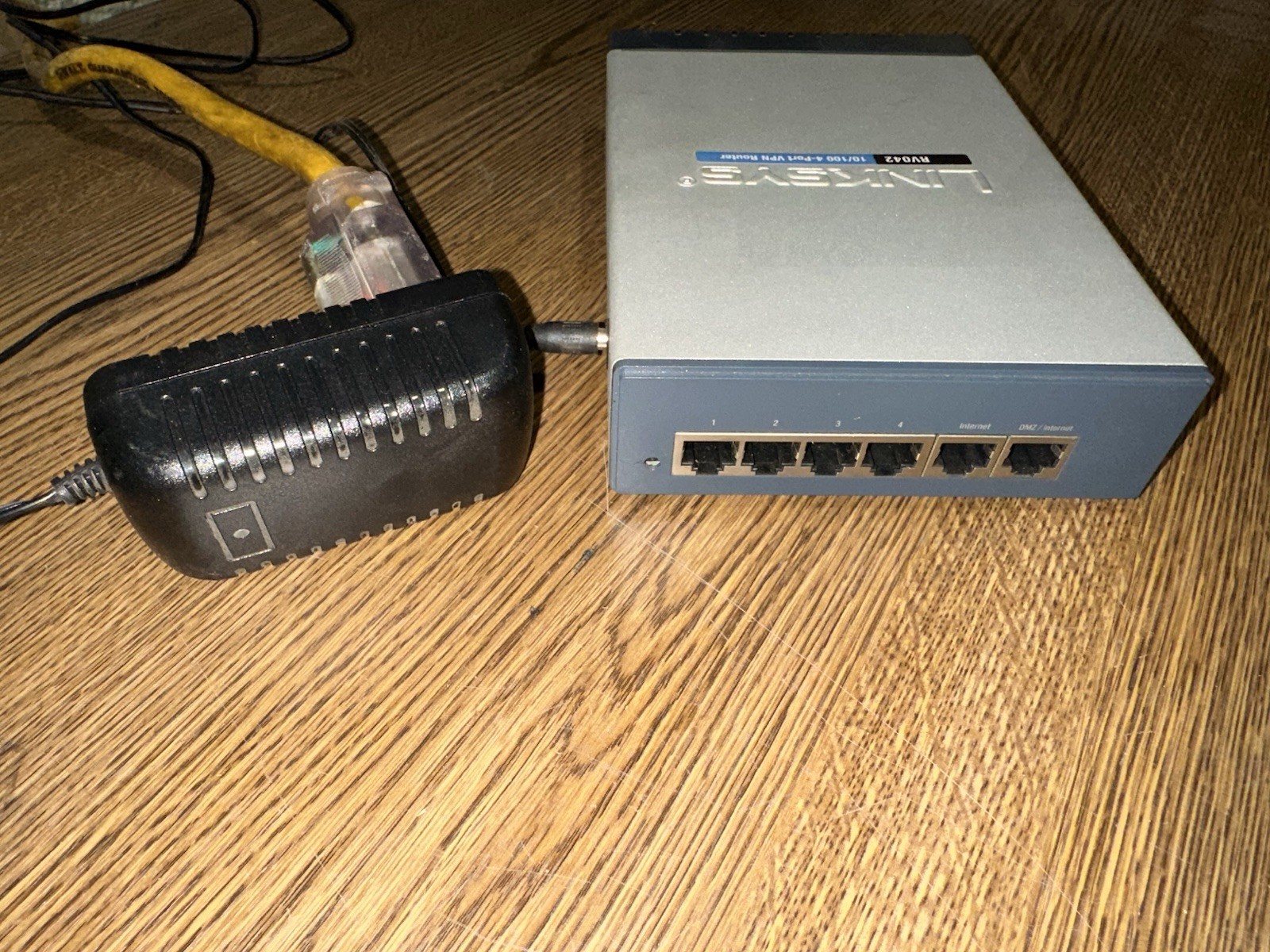 Cisco / Linksys RV042 10/100  4 Port Dual WAN VPN Router w/AC adapter