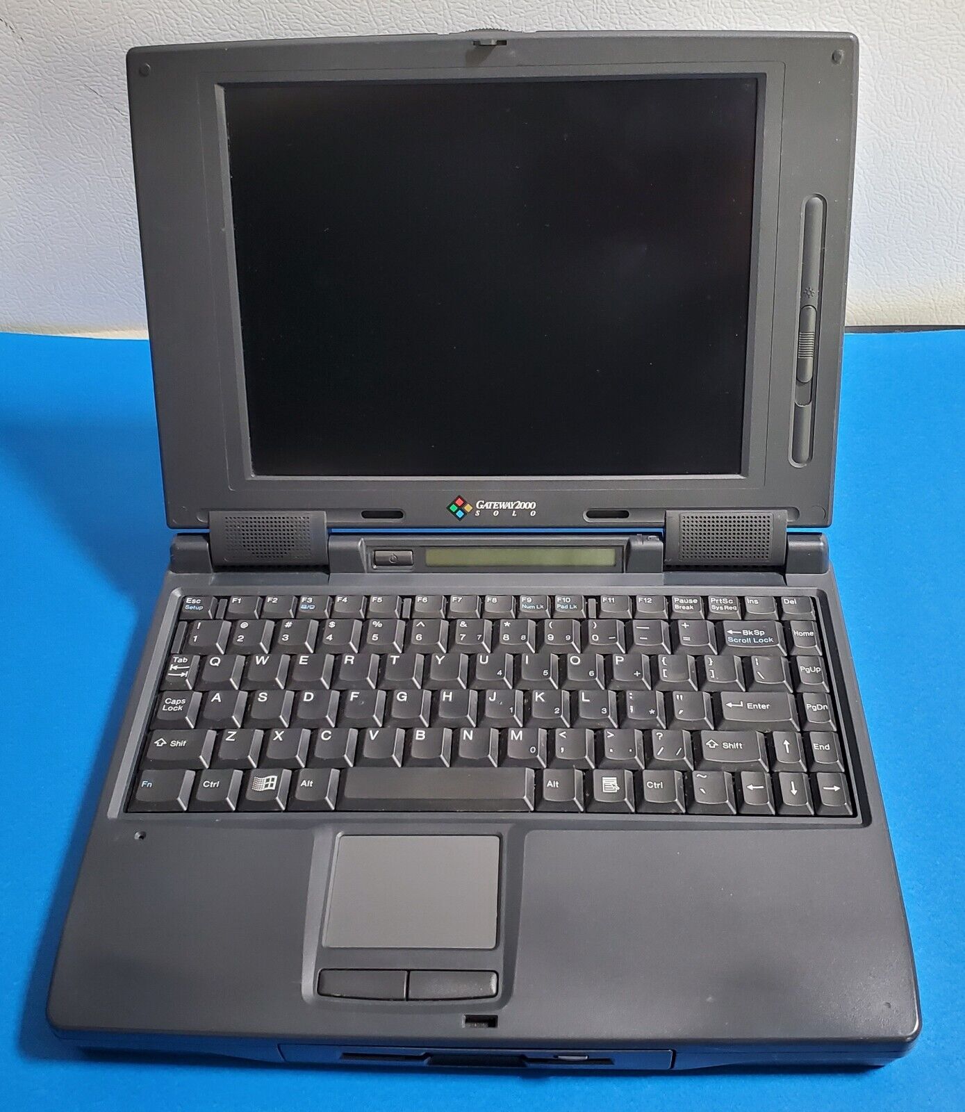 Vintage Gateway 2000 Solo Laptop Computer Model P3C Retro - Untested - AS IS
