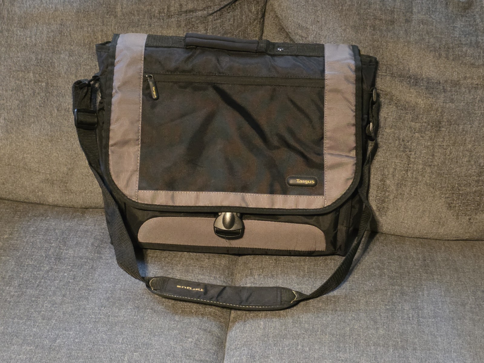 Targus TCG200 CityGear Miami 17" Laptop Messenger Bag Black Gray Shoulder Case