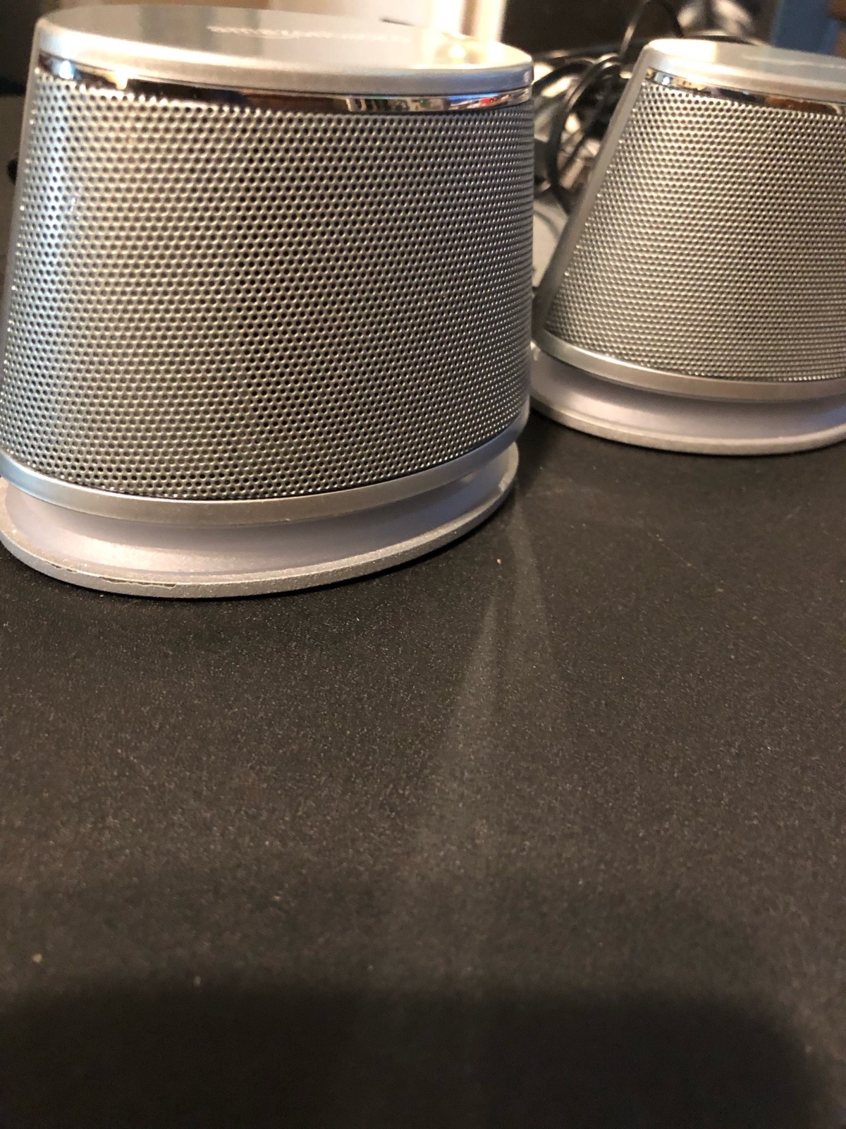 AmazonBasics V620Silver USB-Powered Speakers Dynamic Sound Smoke Free enviroment