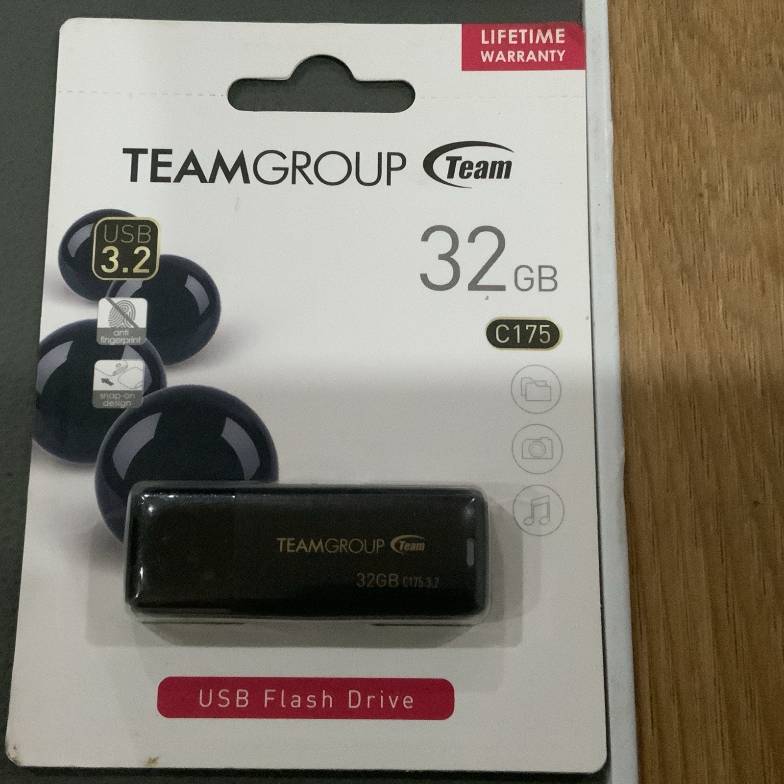 TEAMGROUP C175 32GB USB 3.2 Gen 1 Flash Drive Rounded Streamlined Unibody Design