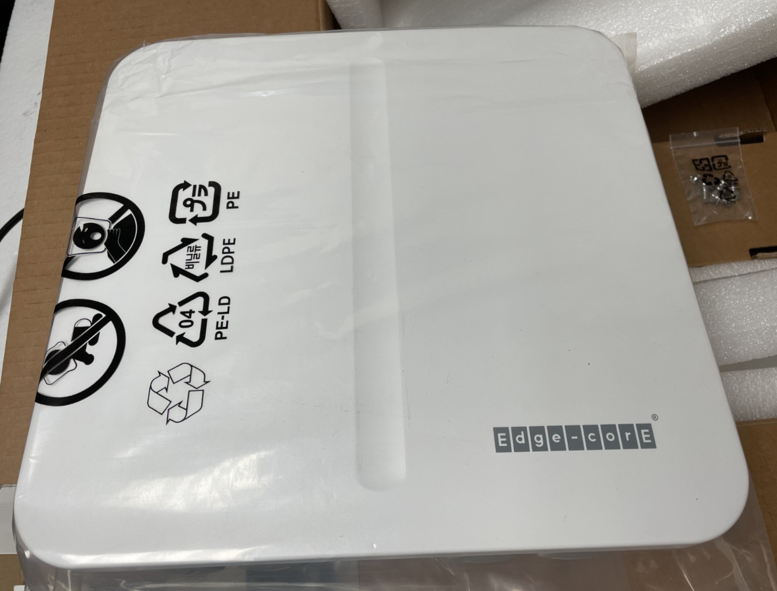 NEW OPEN BOX Edge-core OAP101-6E Outdoor Access Point