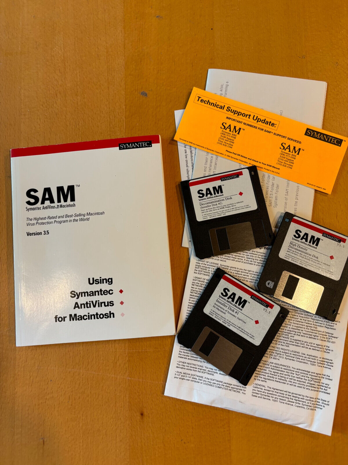 Original SYMANTIC SAM Anti-Virus  3.5 Floppies and Manual for Macintosh