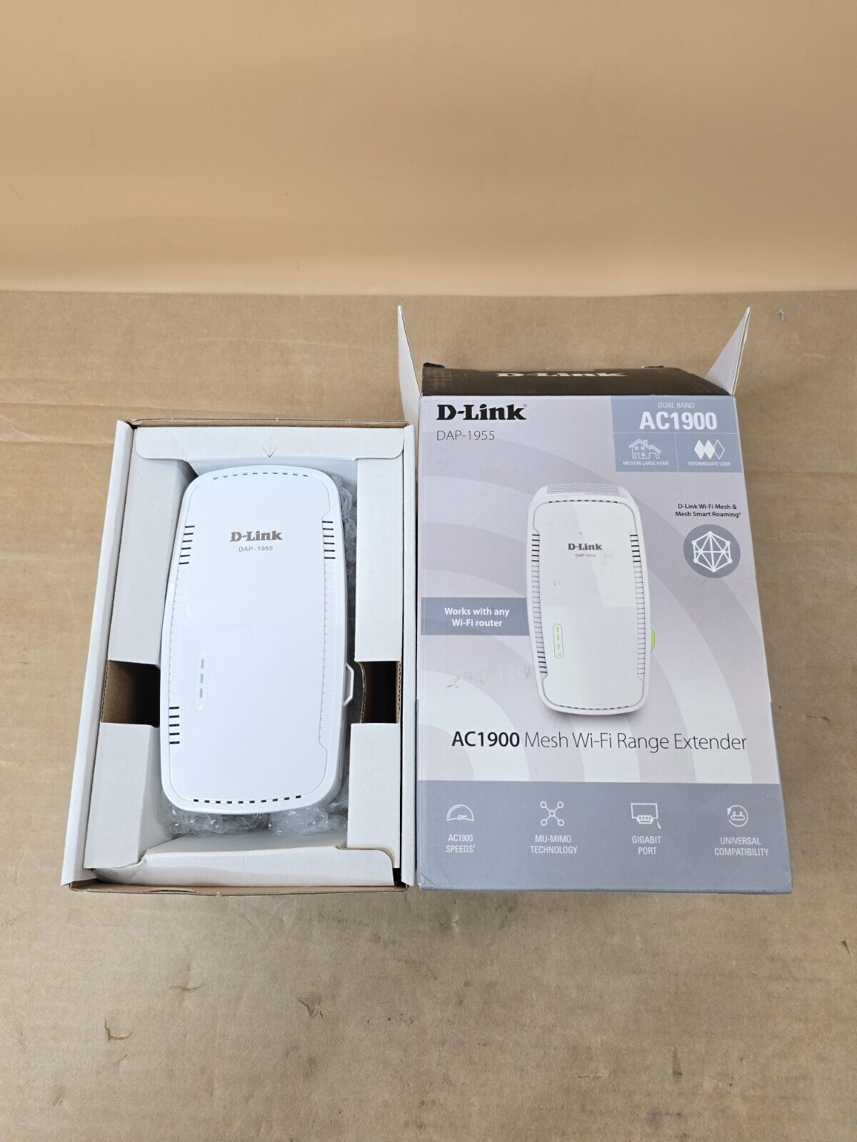 D-Link WiFi Range Extender Mesh Gigabit AC1900 Dual Band Plug.