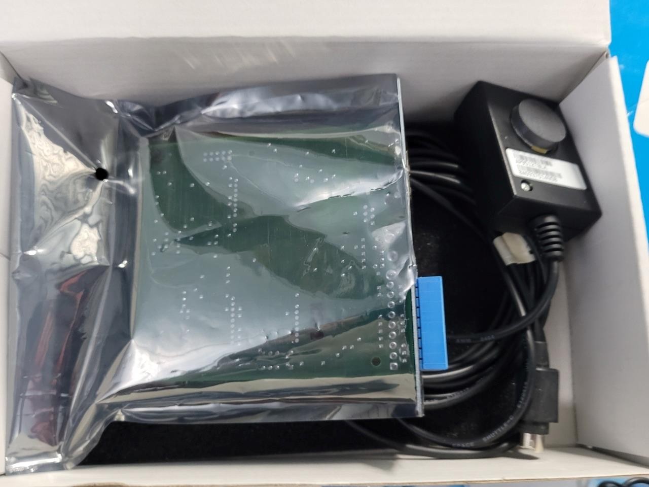 APC AP9619 UPS Network Management Card and AP9512TBLK Temperature Sensor