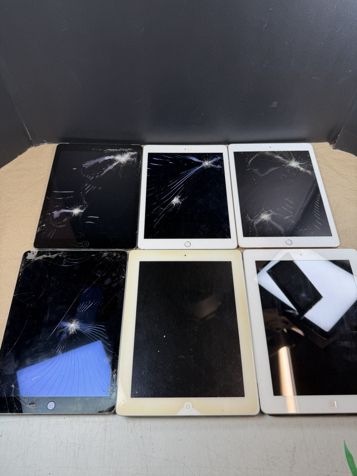 Lot of 6 Apple iPads A1475-1-A1954-1-A1566-2-A1397-1-A1395-1 - BROKEN for PARTS