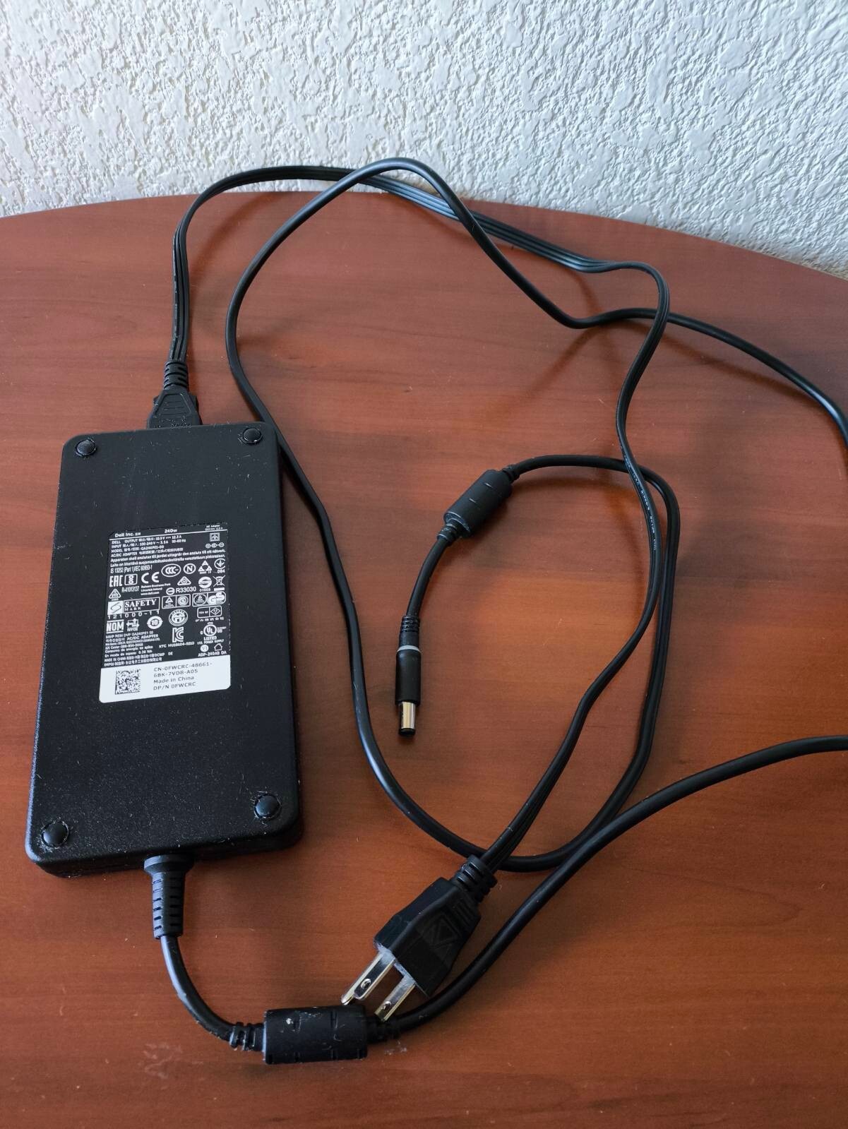 Dell Inc. 240W  AC Adapter  GA240PE1-00/LA240pm160 19.5V 12.3A