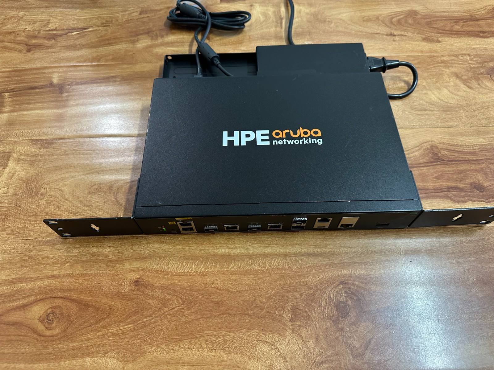HPE Aruba 9106 2x SFP+ 2x Combo 2x PoE Hybrid Gateway Aruba S0B85A W/AC ADAPTER