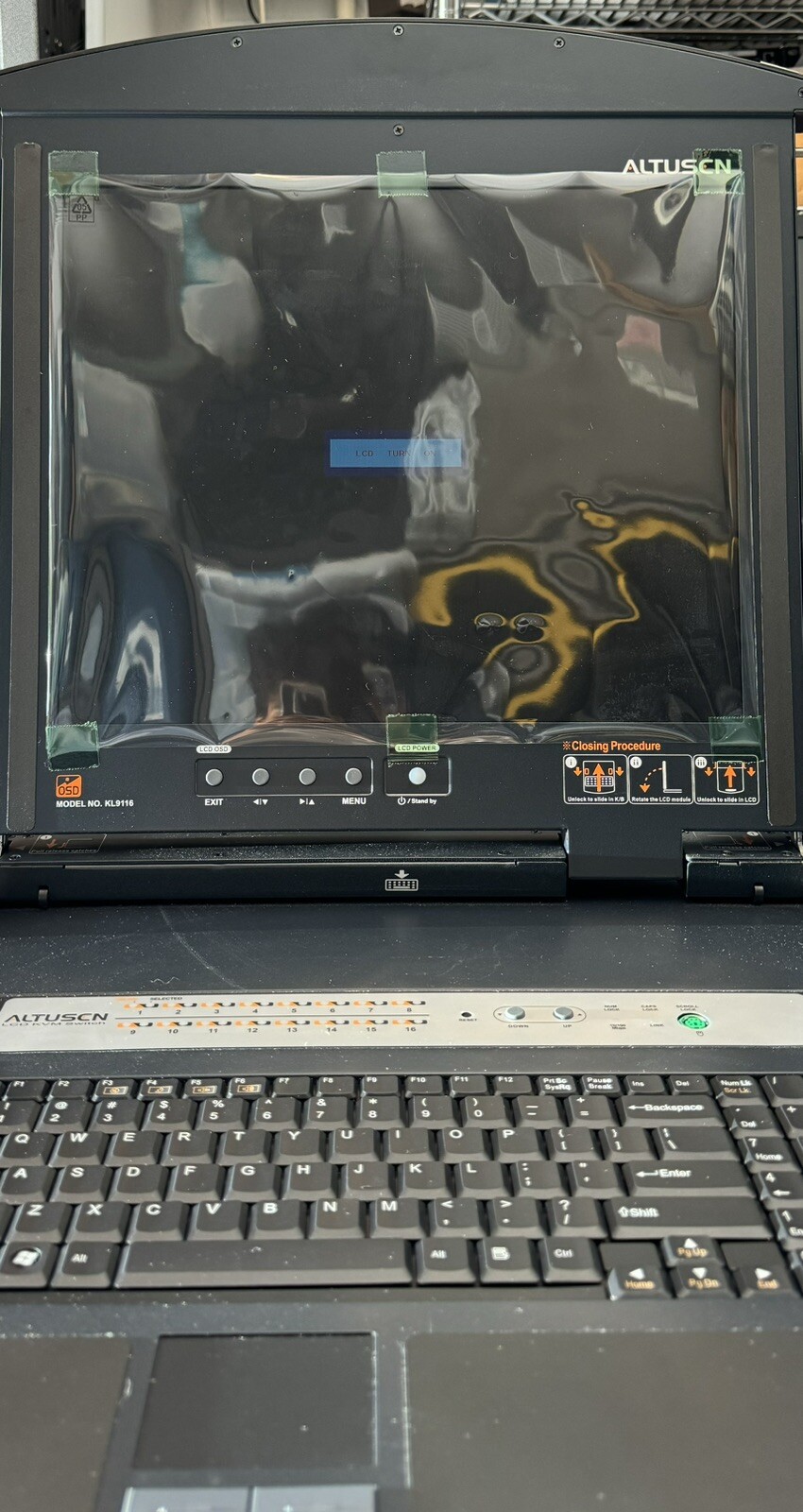 Altusen KL9116M Aten 16x SPHD-15 KVM Switch w/ 17 Inch LCD Monitor