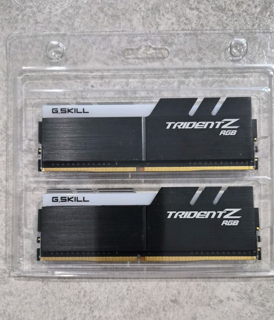 G.SKILL Trident Z RGB 16GB (2x8GB) DDR4-3200 CL16 DIMM F4-3200C16D-16GTZRX
