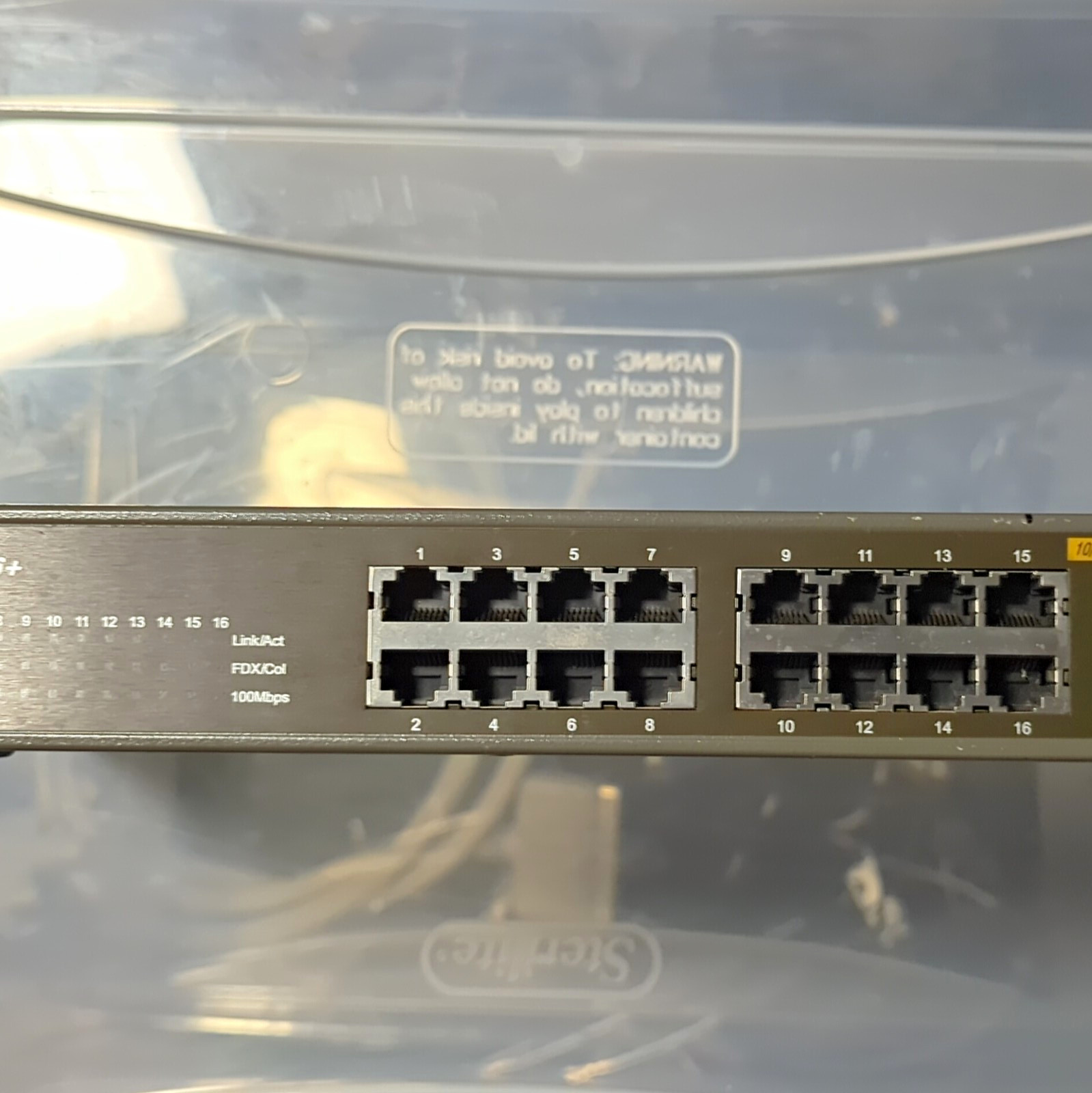 D-Link DSS-16+ 16-Port Fast Ethernet 100Mbps Rack Mount 1U Unmanaged Switch