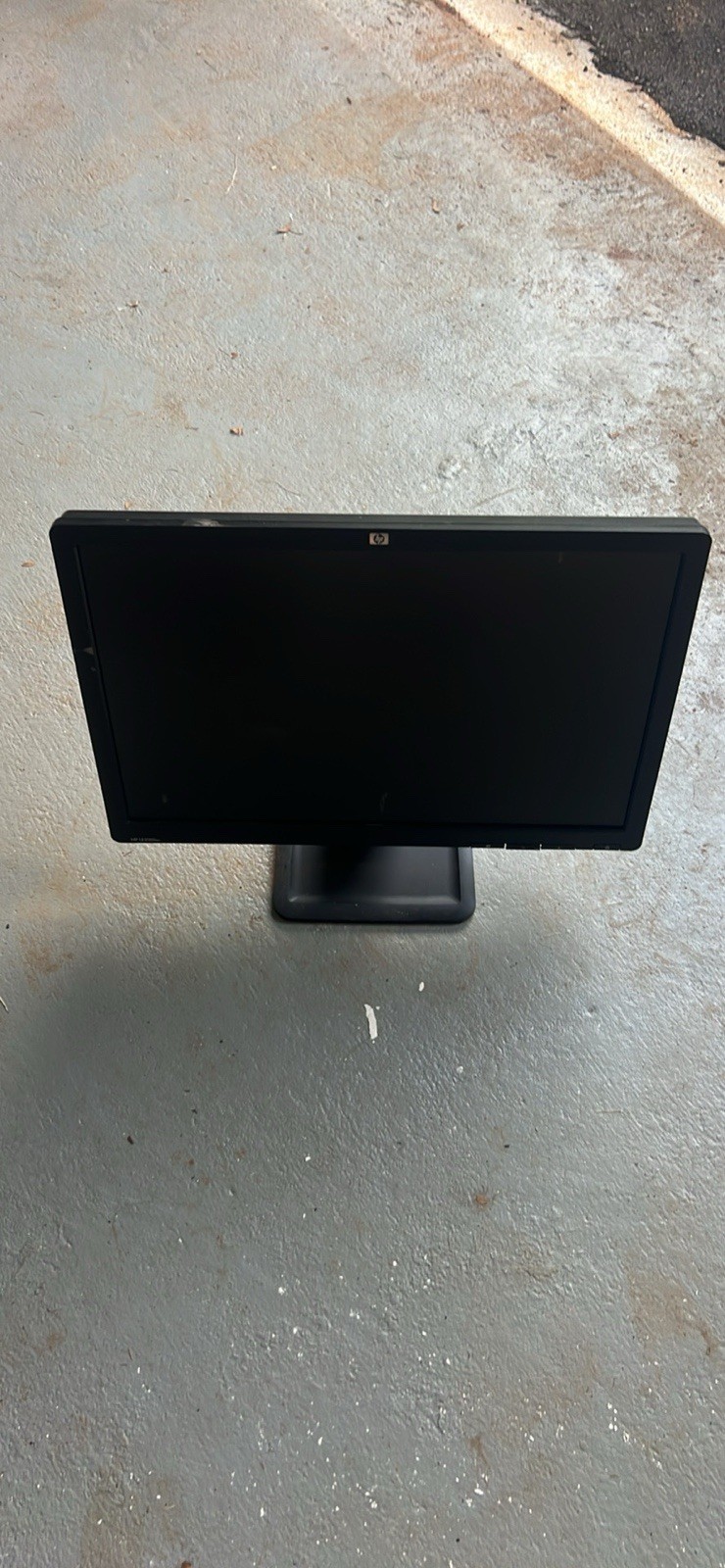 HP LE2201W 22 inch Widescreen LCD Monitor (Tested) w/power cord and VGA cable