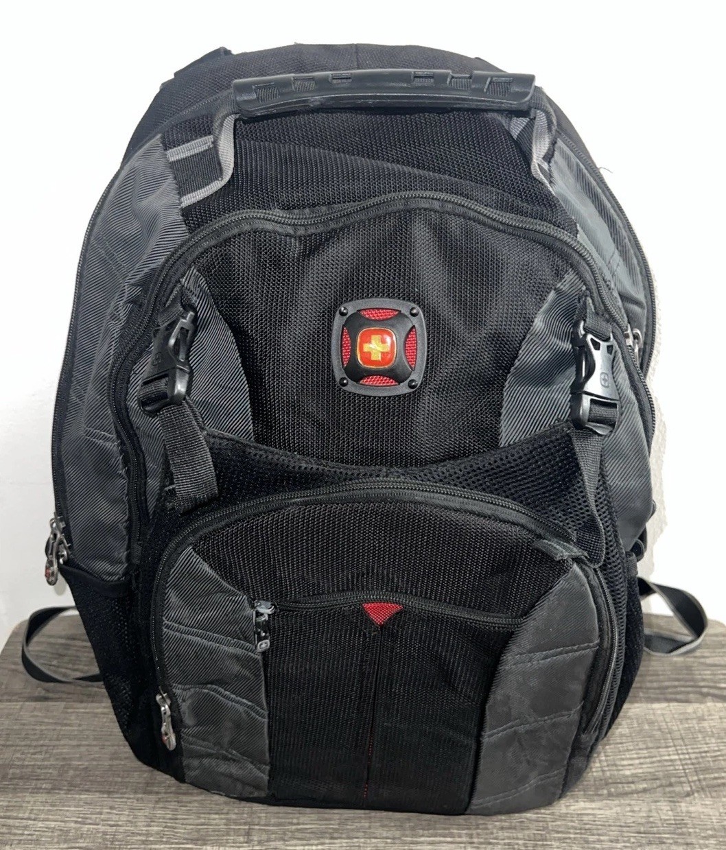Swiss Gear 16" Sherpa Laptop Backpack with Tablet/ eReader Pocket Black & Gray