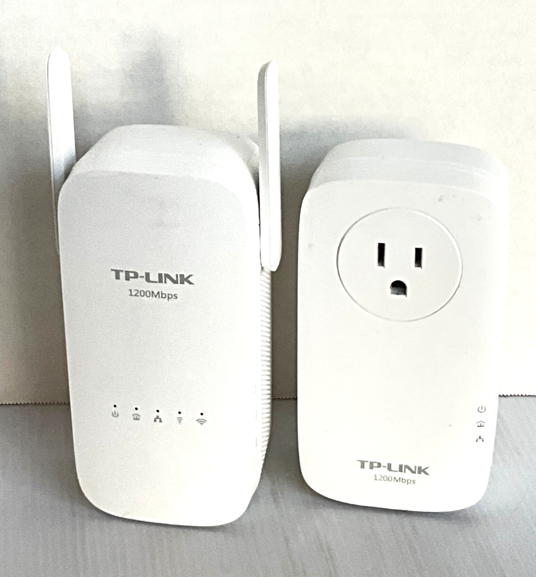TP-LINK AV1200 Gigabit Powerline AC Wi-Fi Extender TL-WPA8630 & TL-PA8010P Kit