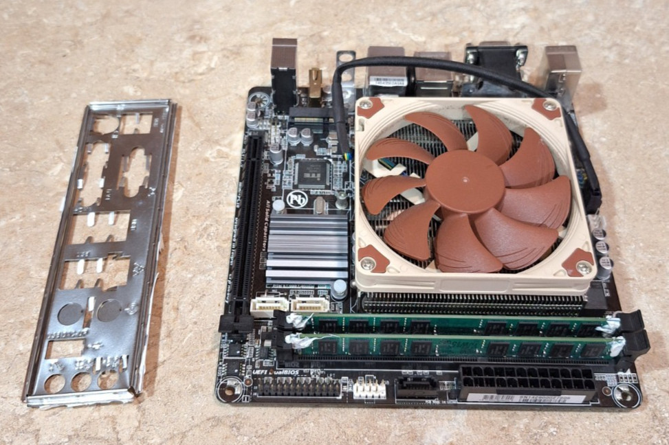 Gigabyte GA-H81N Motherboard Kit CPU i5 4590 3.3GHz 4GB DDR3 Noctua Fan IO Plate