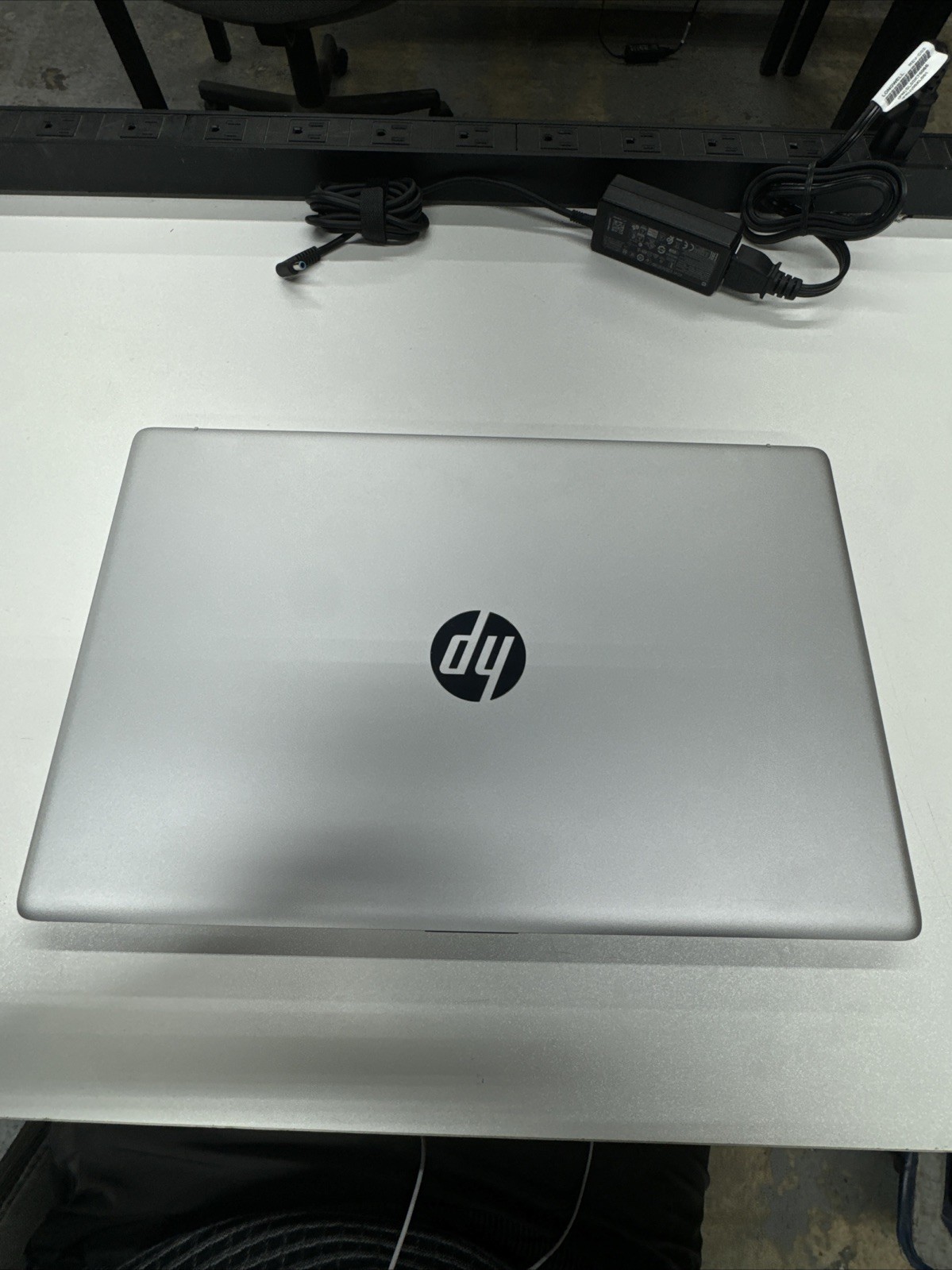 HP 17in. CP2033DX.       USED.