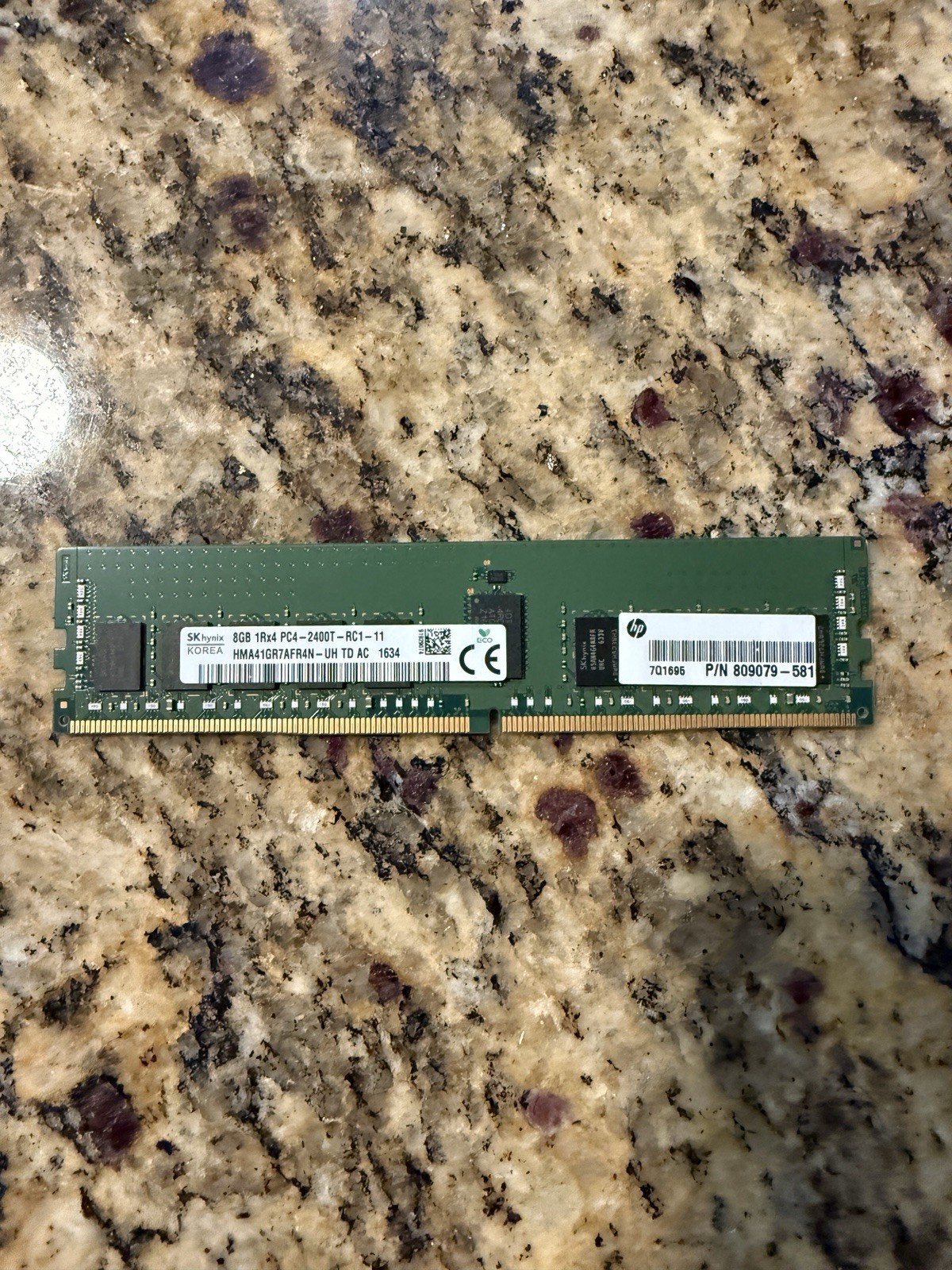 SKhynix 8GB HMA41GR7AFR4N - UH TD AC 1Rx4 PC4-2400T-RC1-11 Server RAM