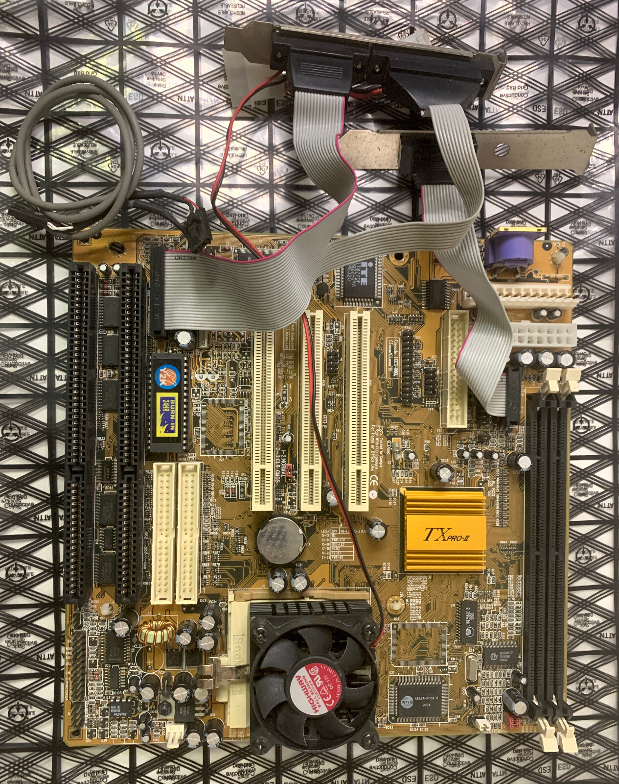 Vintage PCCHips M5998101235 ATX Motherboard w/ Intel Pentium MMX 150MHz CPU