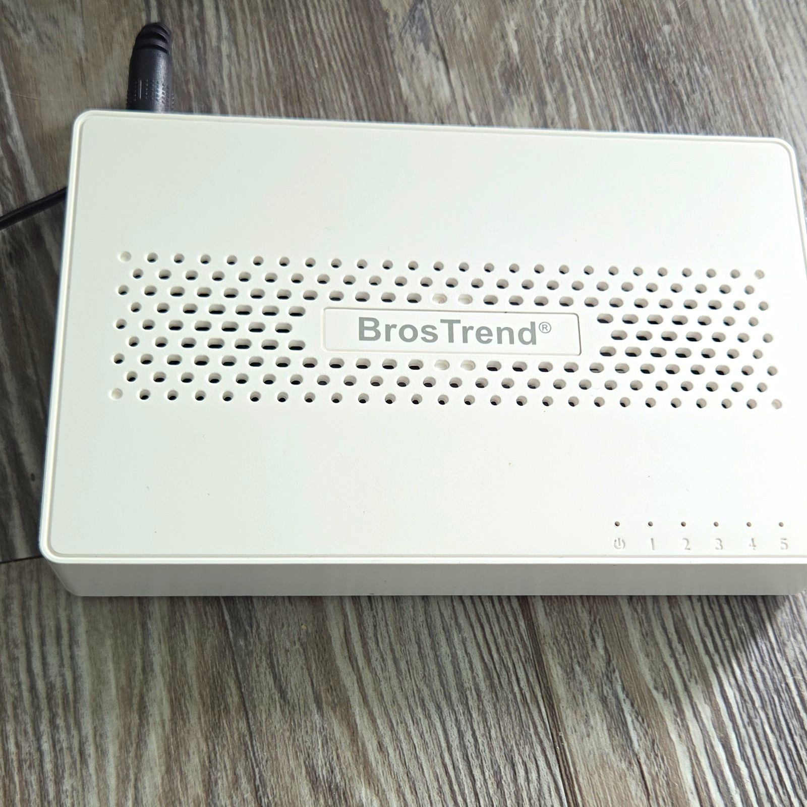 BrosTrend 2.5 Gigabit Ethernet Switch 5-Port Unmanaged RJ-45 White