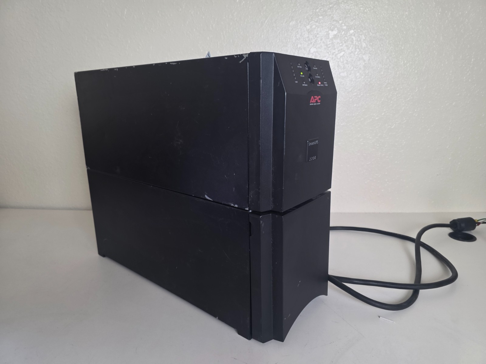 APC Smart-UPS 2200VA 1980W 120V 20A Tower Out: (8)5-15R (2)5-20R SUA2200 DLA2200