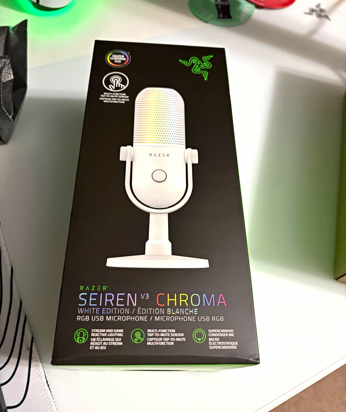 Razer Seiren V3 Chroma White RGB USB Mic Tap-to-Mute Supercardioid Stand