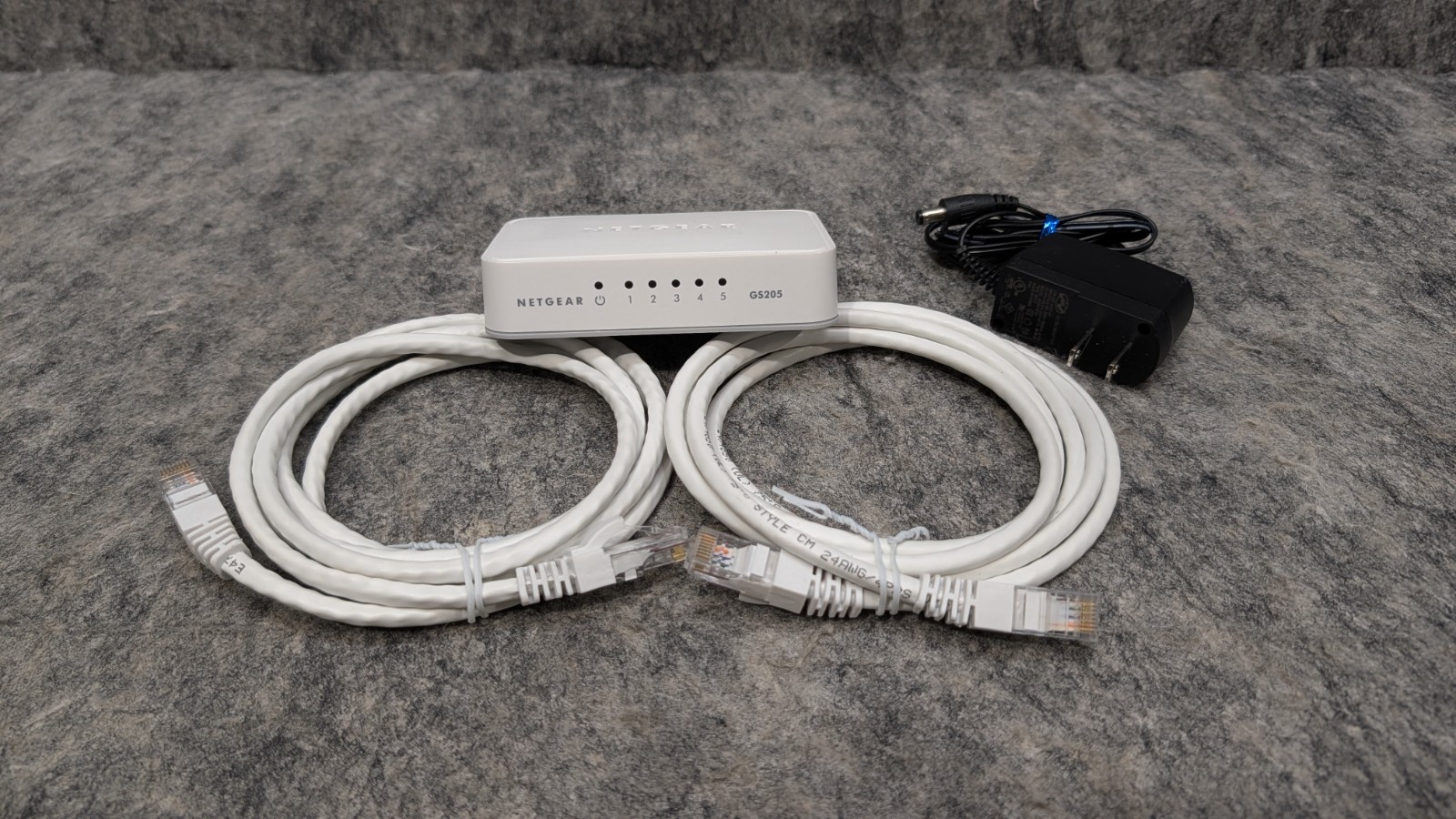 NETGEAR GS205 5-Port Gigabit Ethernet Unmanaged Standalone Switch RJ-45