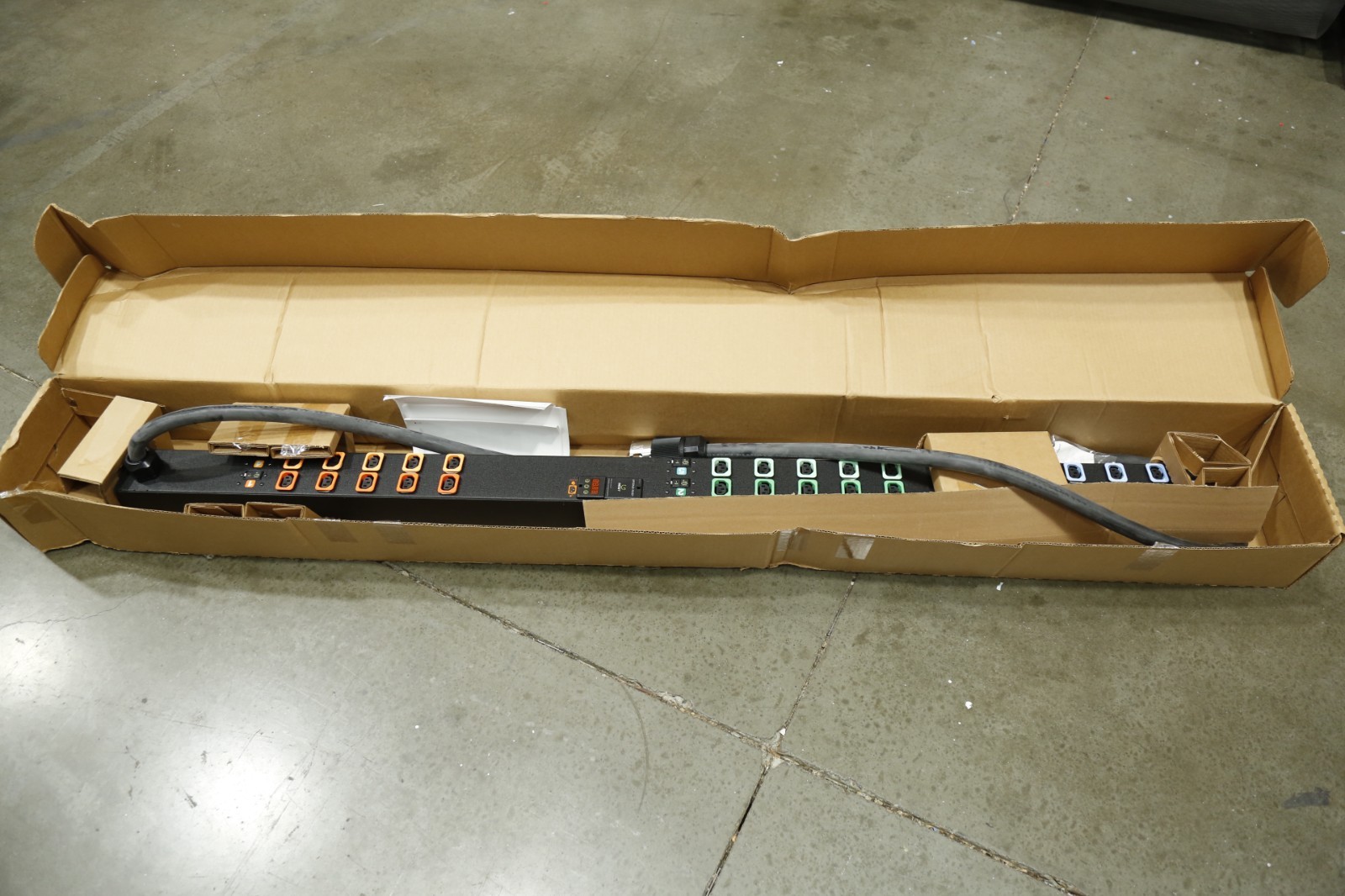 Vertiv Geist PowerIT MN01D9W1-30L138-5CS15A0A10-S Metered PDU 50A 208V, I10073L