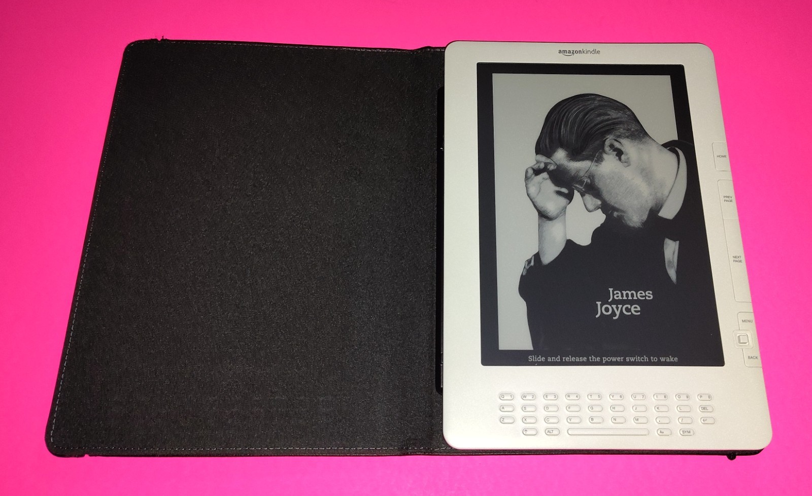 Amazon Kindle DX 9.7" White D00611 w/ New Battery Cover Bundle Read Description