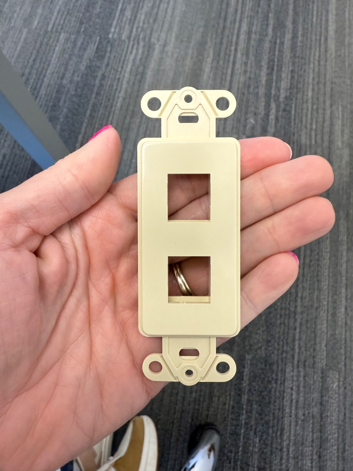Wirepath 2-Port Decorative Strap (Ivory) NO SCREWS OR PACKAGING