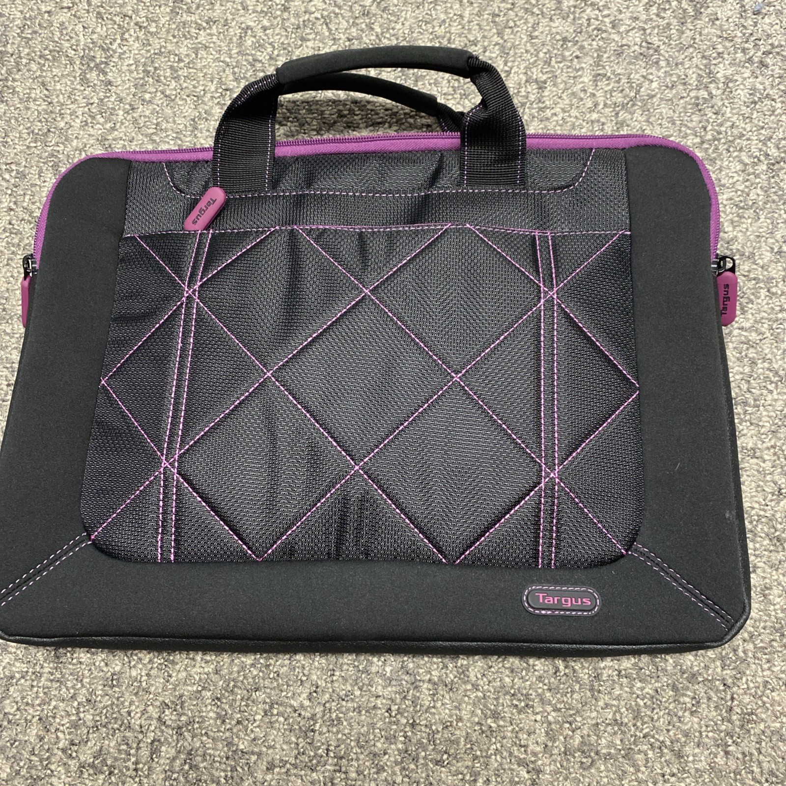 Targus TSS57401US Pulse Slipcase for 16-Inch Laptops - Black/Purple Great