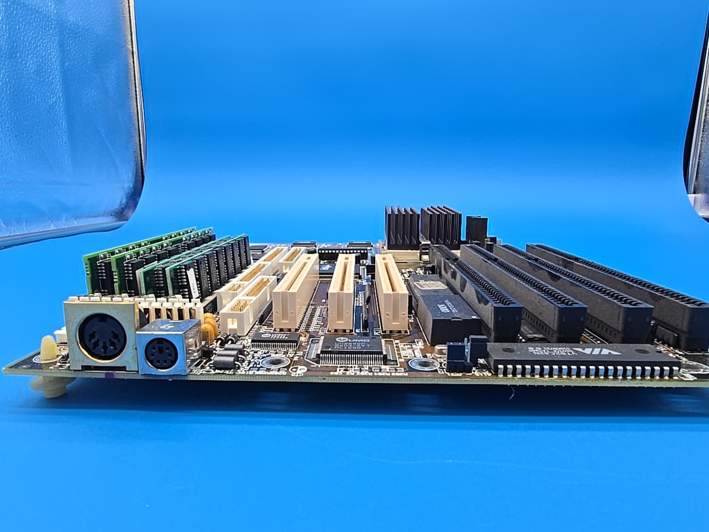 Vintage BIOSTAR MB-8500TAC-A VER3 with Pentium 133 CPU and  Memory 