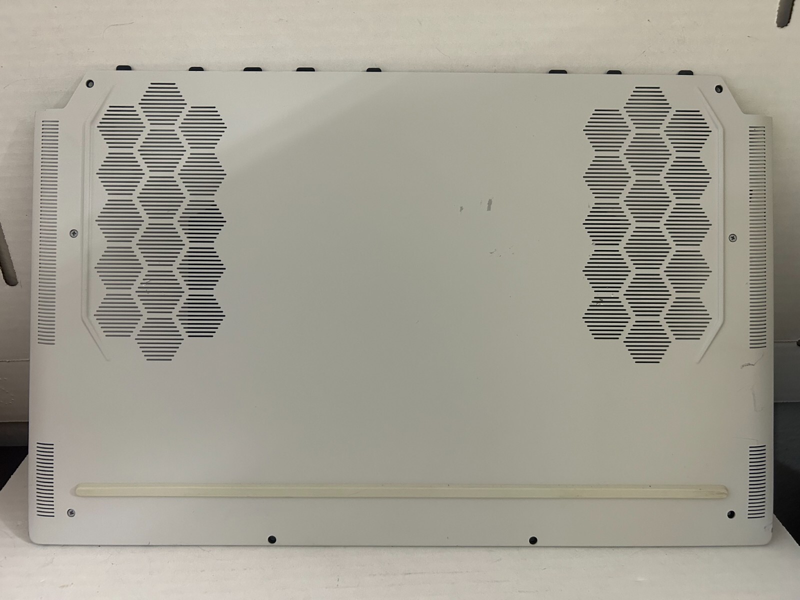 Genuine Dell ALIENWARE x17 R1 X17 R2 White Case Back Cover Bottom Case 94D11 156