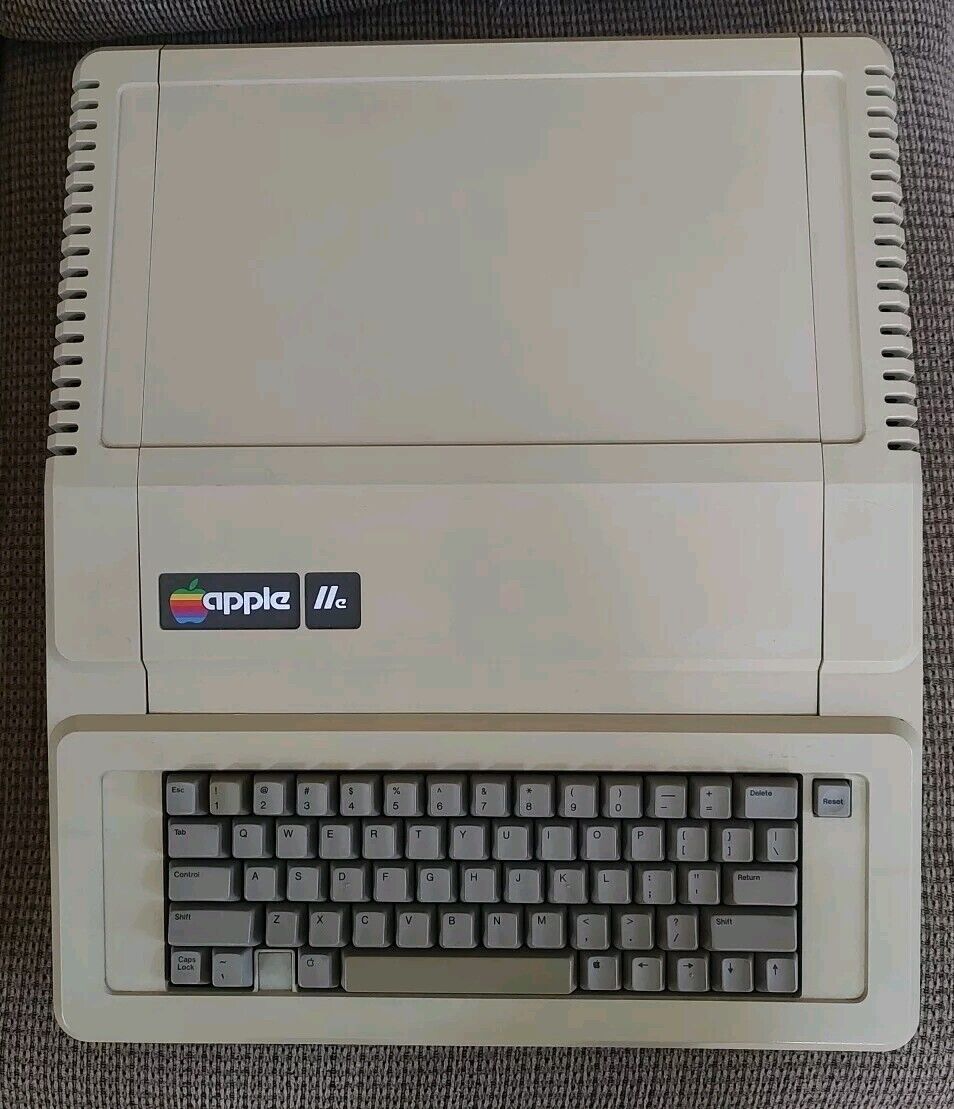 Apple IIe A2S2064 Vintage Computer Untested 